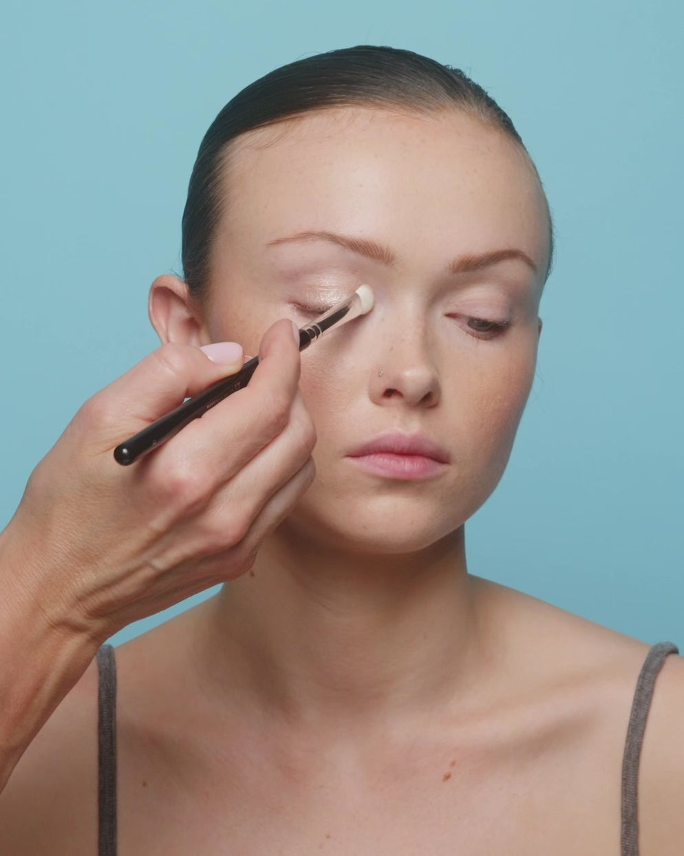 Load video: The Flat Eyeshadow brush