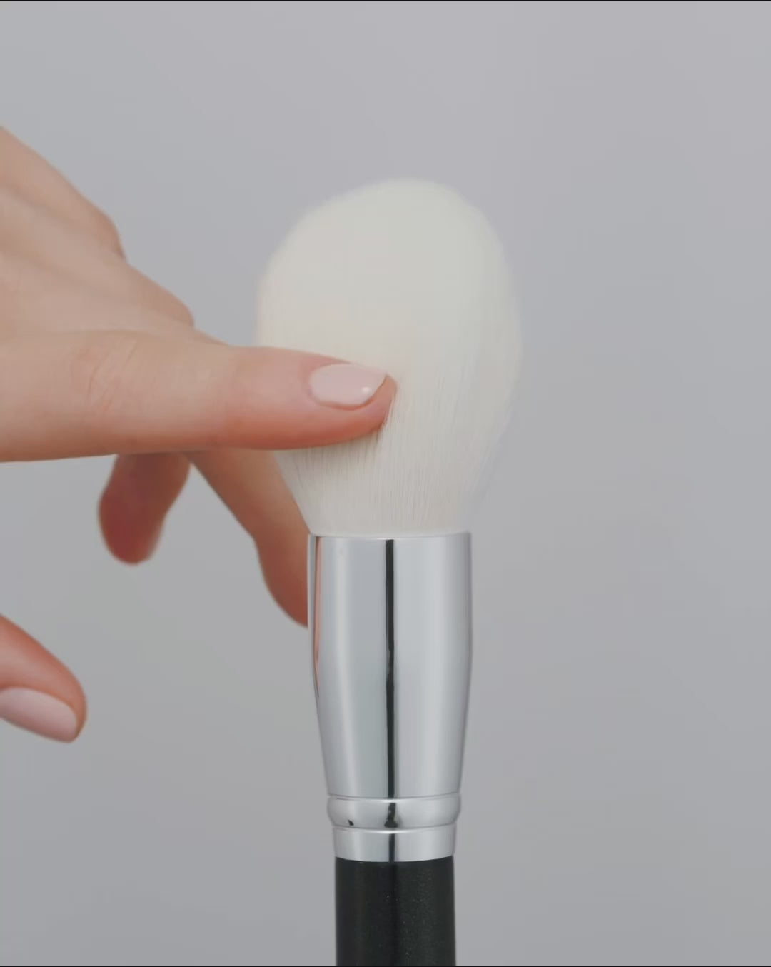 Load video: The Big Bronzer, Powder brush