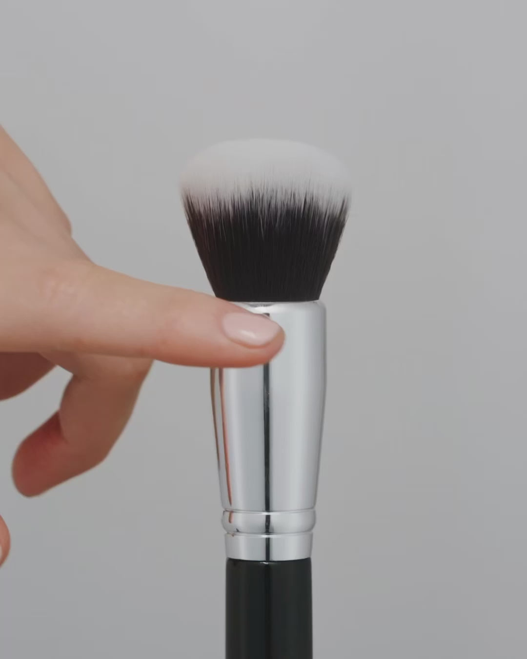 Load video: The Large Round Foundation brush