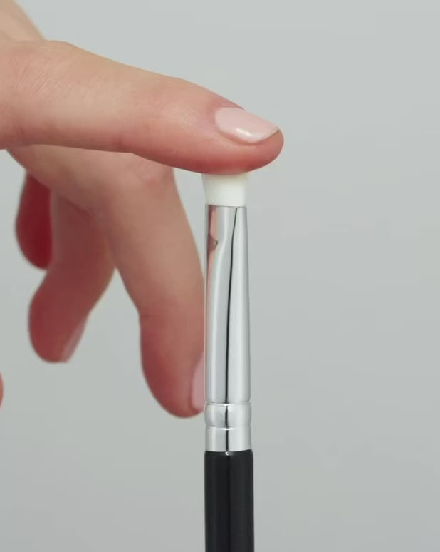 Load video: The Flat Eyeshadow brush