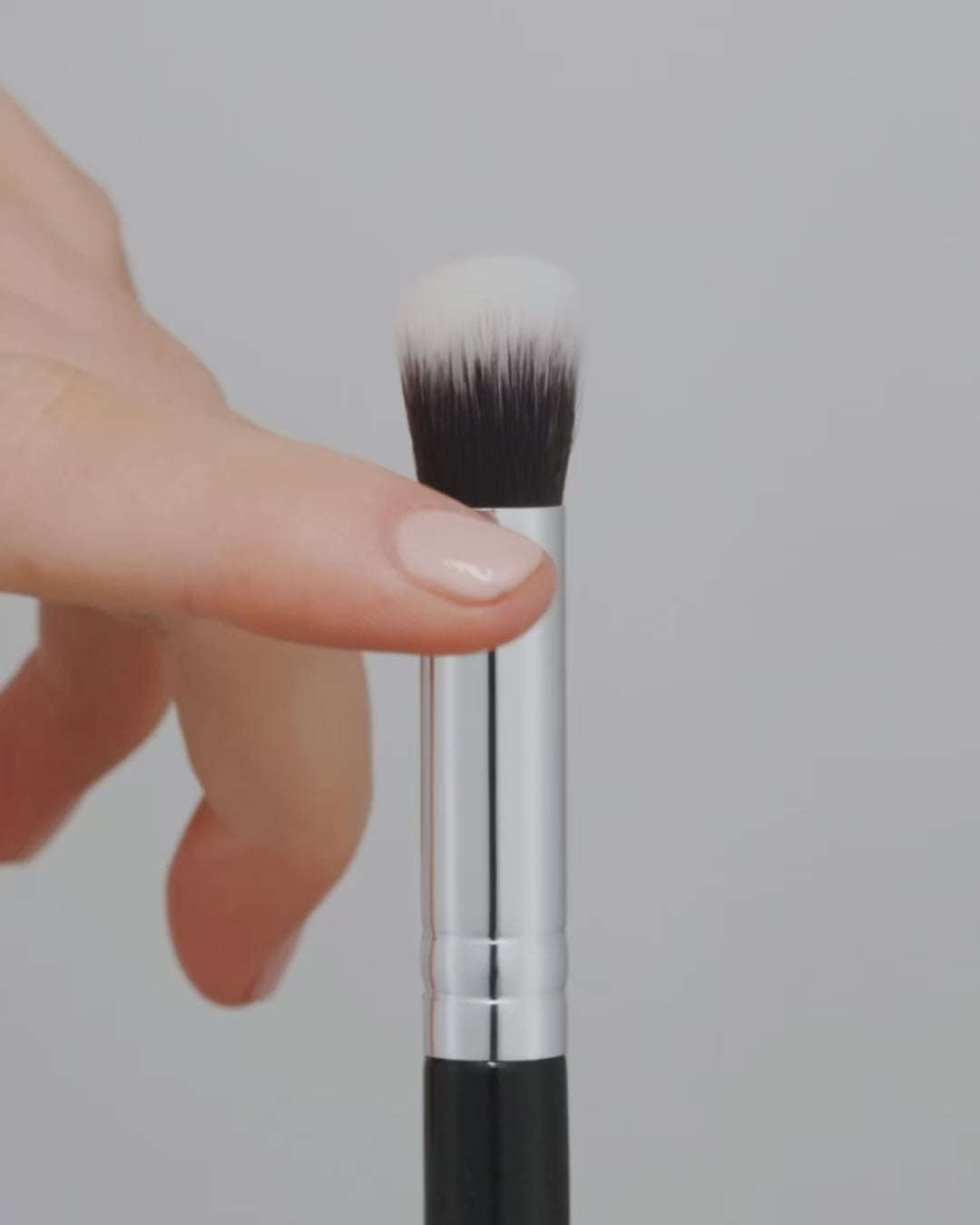 Load video: The Round Concealer brush