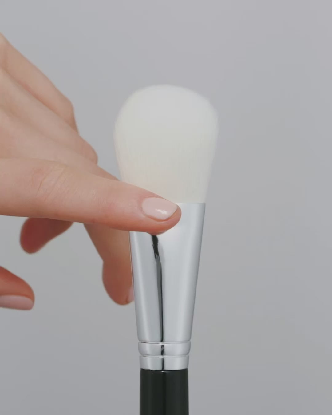Load video: The Dual Powder, Blush brush
