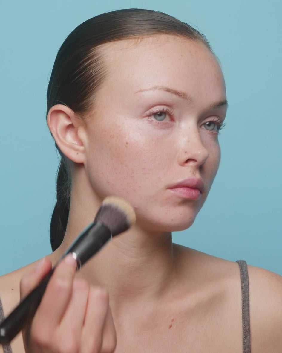 Load video: The Large Round Foundation brush