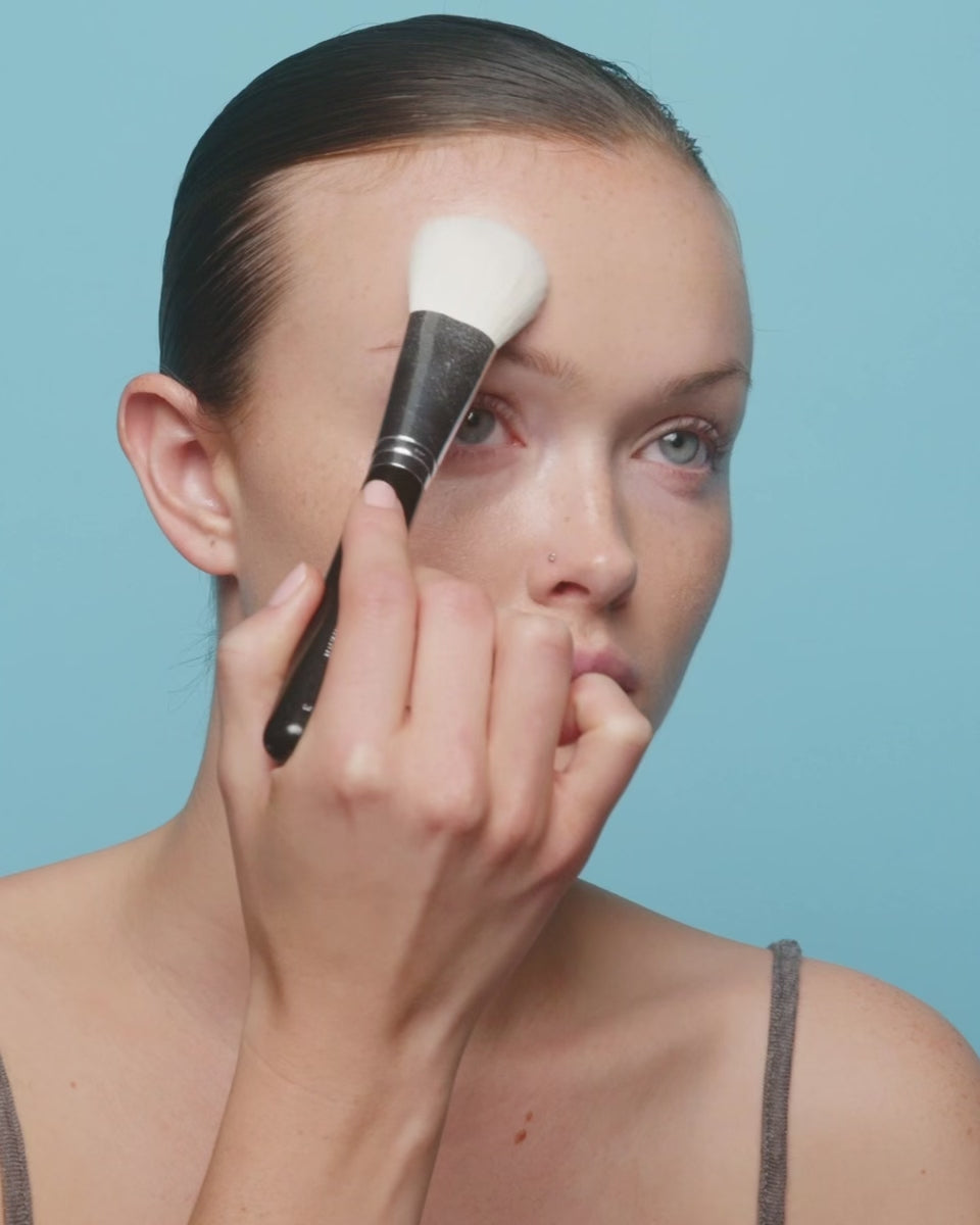 Load video: The Dual Powder, Blush brush