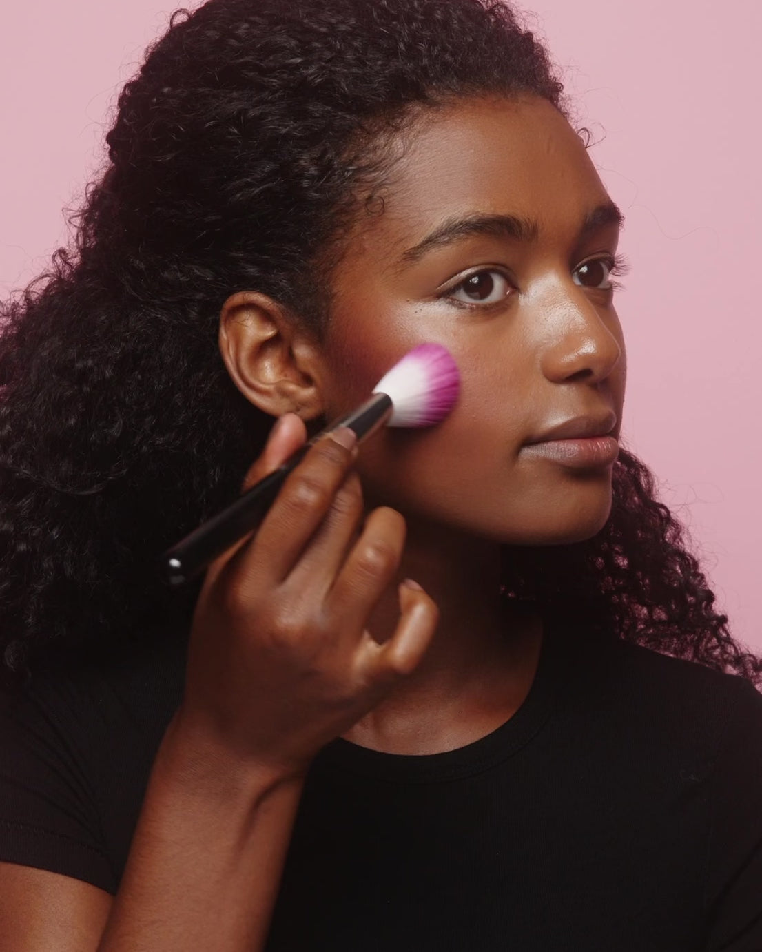 Load video: The Contour, Blush brush