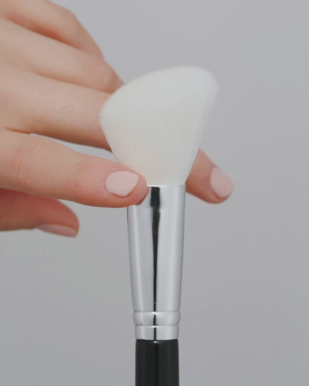 Load video: The Contour, Blush brush